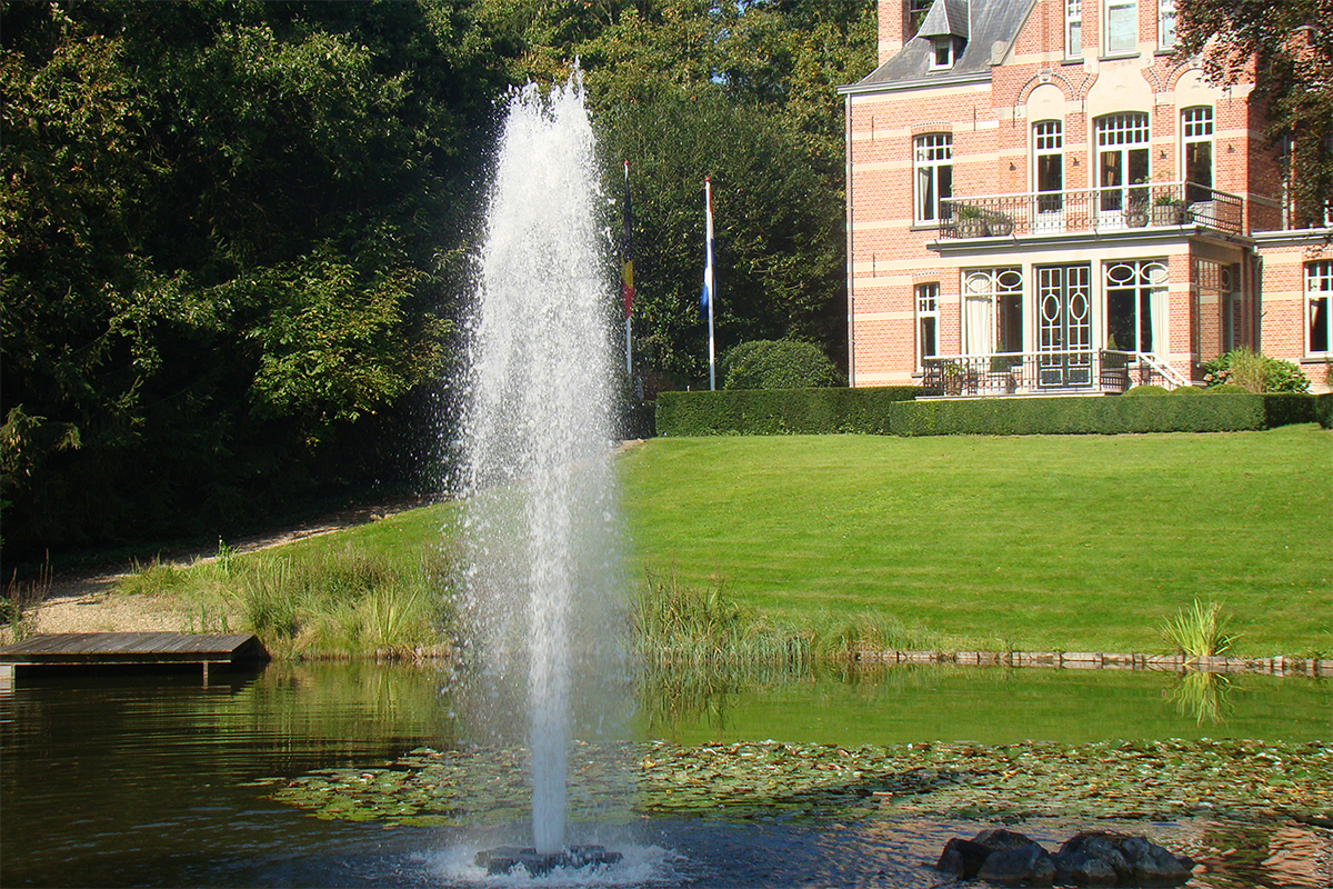 Comet Floating Lake Fountains